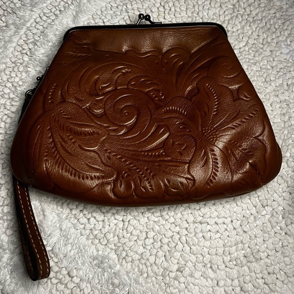 Patricia Nash Handbags - EUC Patricia Nash brown leather clutch/wristlet with kiss lock. Suede interior